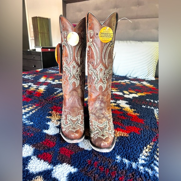 CORRAL WOMEN'S BROWN STUDDED OVERLAY WESTERN BOOTS - SNIP TOE - Picture 9 of 12